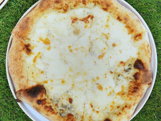 12" Quatro Formaggi.